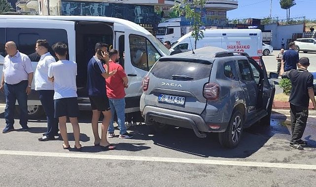 Siirt'te minibüs ile hafif ticari araç çarpıştı: 1 yaralı