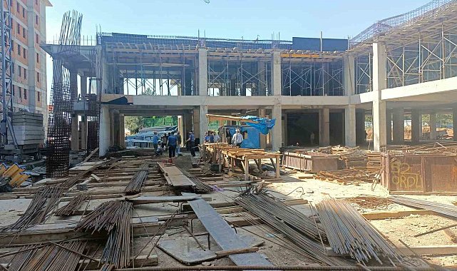 Sınav saatinde bir inşaatta 100 işçi aynı ayda çalışırken, zabıtaya güçlük çıkardılar
