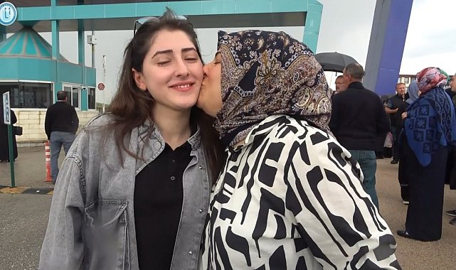 Sınava giren kızından daha heyecanlı olan anne: "Çok heyecanlıyım düğmelerimi bile yanlış ilikledim"