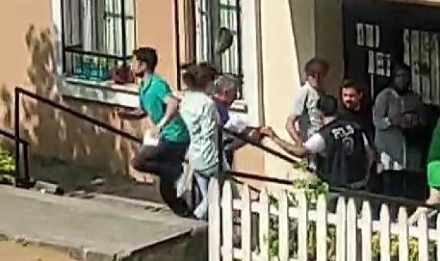 Sınava yetişmeyen öğrenci giriş belgesini çöpe atarak çaresizce evine döndü