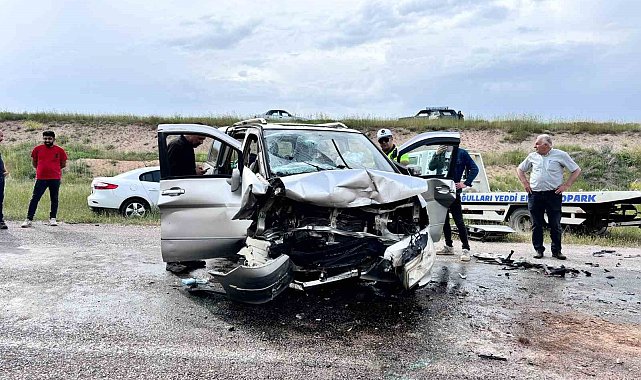 Sivas'ta iki otomobil kafa kafaya çarpıştı: 5 yaralı