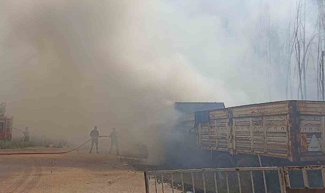Sivas'ta korkutan yangın: 2 kamyon, 4 konteyner zarar gördü