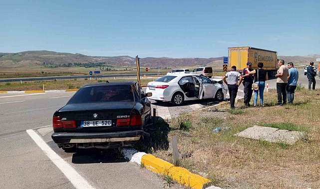 Sivas'ta otomobiller çarpıştı: 4 yaralı