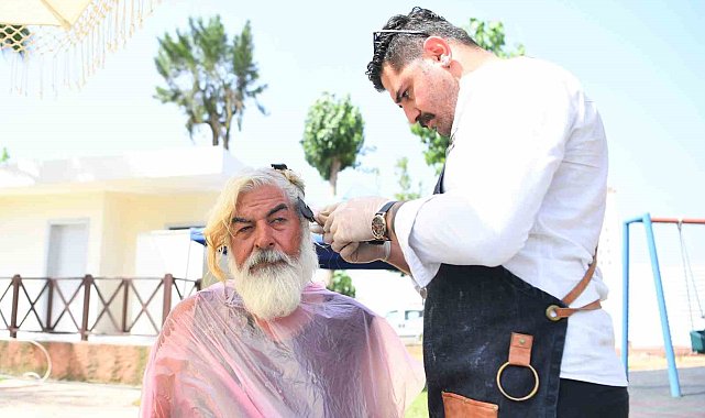 Sokakta yaşayan vatandaşlara bayram tıraşı