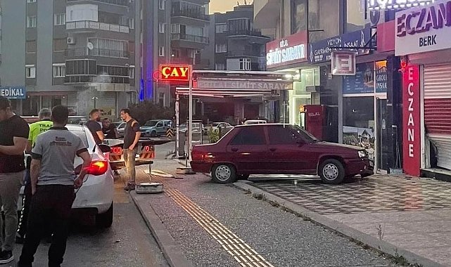 Söke'de otomobil eczaneye girdi