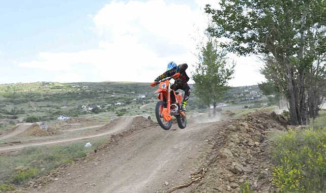 Sorgun'da düzenlenen motosiklet yarışları nefes kesti