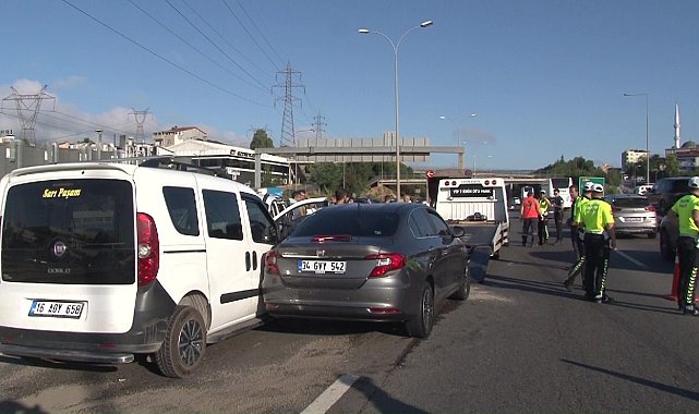 Sultanbeyli'de 3 araç birbirine girdi: 2 yaralı