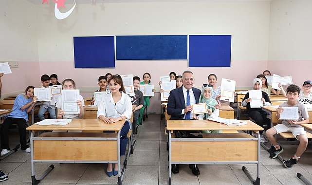 Sultangazi Belediye Başkanı Dursun, miniklerin karne heyecanına ortak oldu