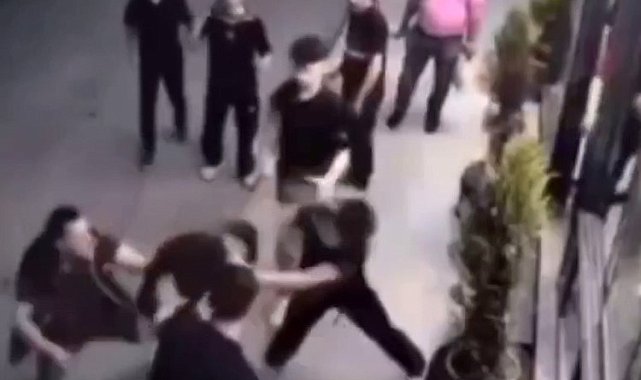 Sultangazi'de 17 yaşındaki genç fenomen husumetlileri tarafından böyle darbedildi
