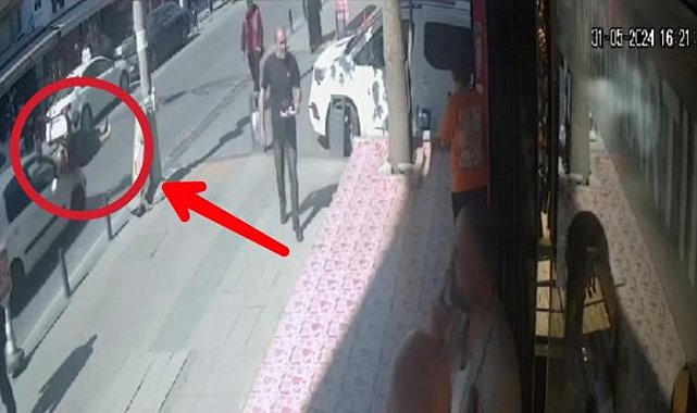 Sultangazi'de otomobilin çarptığı yaşlı kadın böyle havaya savruldu