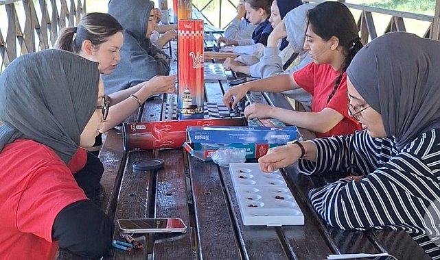 Sultangazili kız öğrenciler Kadıdağı Gençlik Kampı'nda