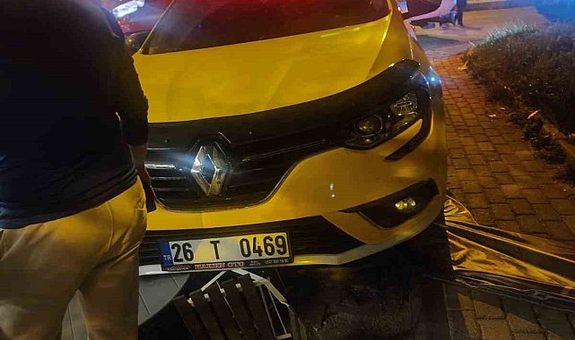 Sürücü el frenini çekmediği taksisinin altında kaldı
