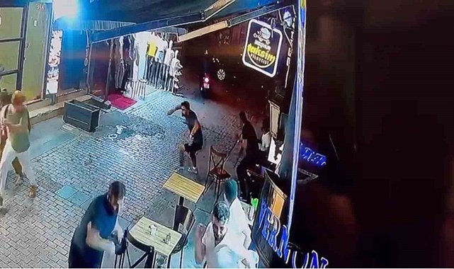 Taksim'de film gibi silahlı saldırı kamerada: Eski ortağı rakip mekana gidince çalışanlarını vurdurdu