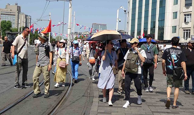 Taksim'de sıcaktan bunalan esnaf kafasına damacanayla su döktü
