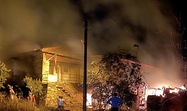 Tarihi taş ev alevlere teslim oldu