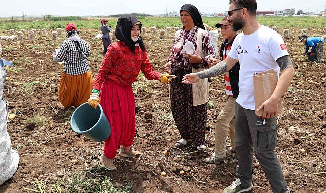 Tarlada çalışan çocuklara 'Dondurma' molası