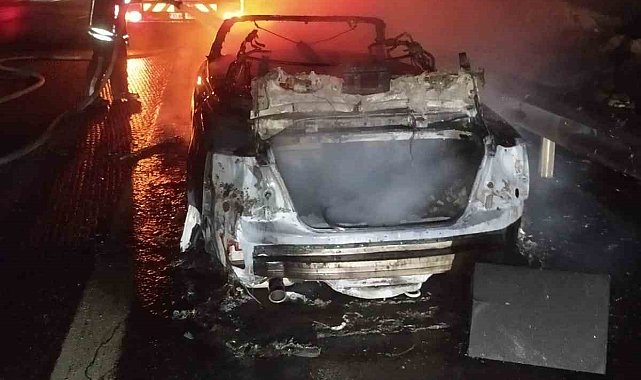 Tarsus'ta lüks spor araç alev alev yandı