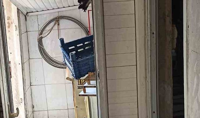 Tarsus'ta otomobil ve iş yerinde yangın