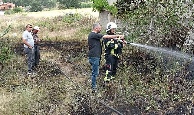 Tavşanlı'da evlerin arasında ot yangını korkuttu