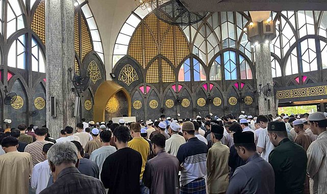 Tayland'da bayram namazına yoğun katılım