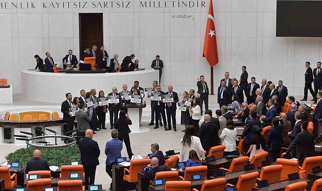 TBMM'de Halkların Eşitlik ve Demokrasi Partisi kürsüyü işgal etti