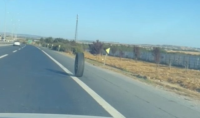 TEM Otoyolu'nda kamyonetten kopan lastiğin ilginç yolculuğu kamerada