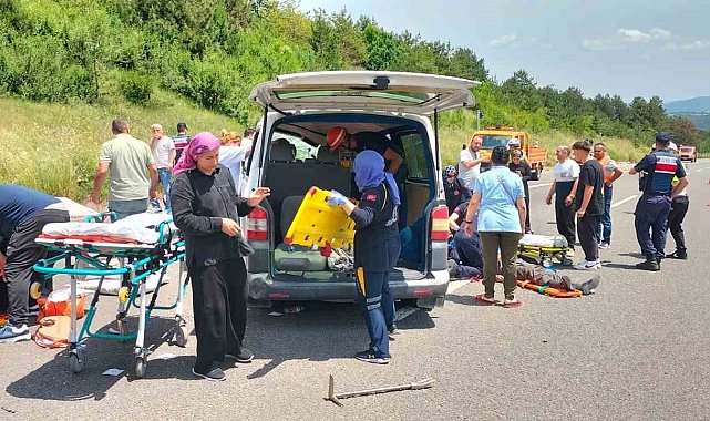 TEM'de minibüs takla attı: 1 ölü, 10 yaralı