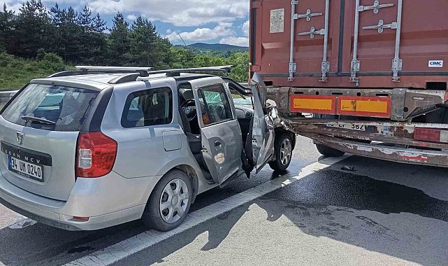 TEM'de otomobil tıra çarptı: 5 yaralı