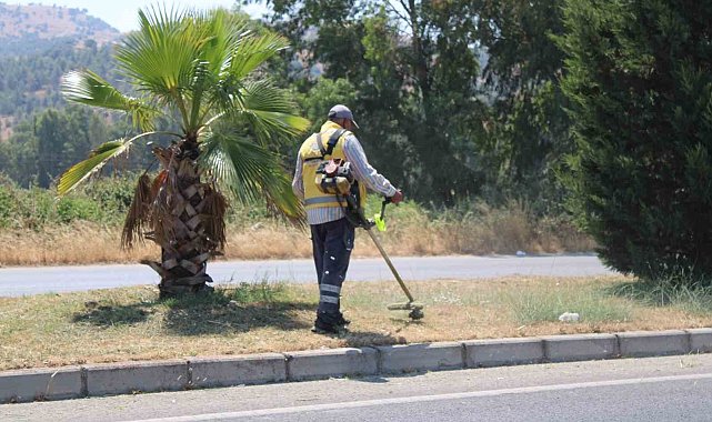 Temizlik işçilerinin sıcakla mücadelesi başladı