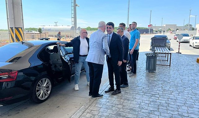 Ticaret Bakanı Bolat, sınır kapısında gurbetçilerle bayramlaştı