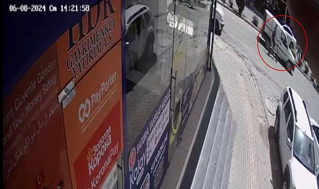 Ticari araç ile elektrikli scooterın çarpışma anı güvenlik kamerasında