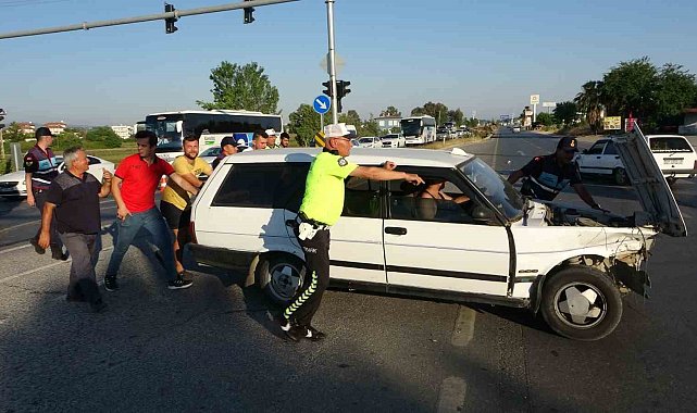 Tofaş'lar kafa kafaya çarpıştı, o anlar güvenlik kamerasına yansıdı