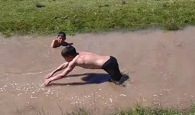 Tokat'ta çocuklar çamurlu suda serinledi