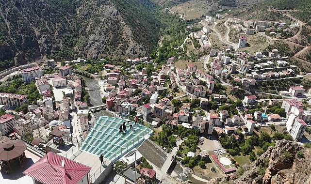 Torul Cam Seyir Terası manzarası ve nefes kesen 240 metrelik yüksekliğiyle ziyaretçilerini bekliyor