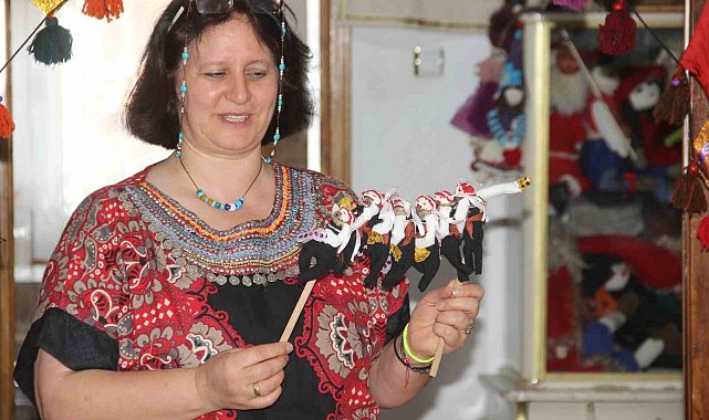 Torunu için bez bebek yapmaya başladı, bakanlık sanatçısı oldu