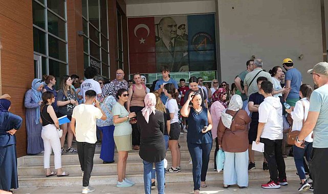 Trafik polisiyle dakikalar kala sınava yetiştiler