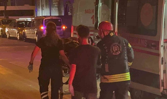 Trafik tabelasına çarpan otomobilin sürücüsü yaralandı