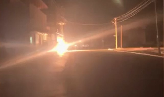 Trafo patladı, mahallenin elektriği kesildi