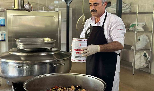 Türk Kızılay, Türkiye'de kestiği kurban etinden kalan kısmı günde 50 bin kişiye yemekle ulaştırıyor