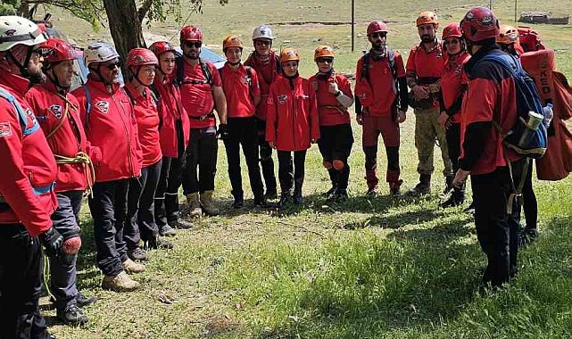 Türkiye Dağcılık Federasyonu'nda sedye taşıma ve emniyet noktası kurulumu eğitimi verildi