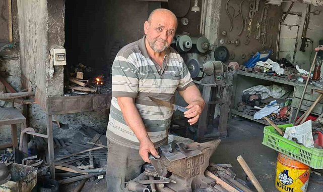 Türkiye'deki sayılı birkaç ustadan biri; yaptığı bıçaklar çiviyi kesiyor