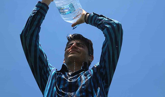 Türkiye'nin en güneyinde bereketli hasat, 40 derece sıcakta serinlemek için litrelerce su tüketiyorlar