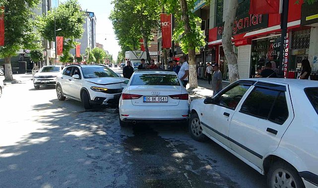 Üç aracın karıştığı kazada 1 kişi yaralandı