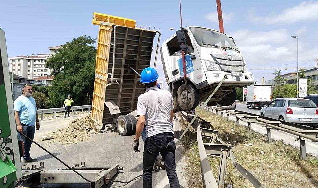 Ümraniye'de hafriyat yüklü kamyon refüje çıktı
