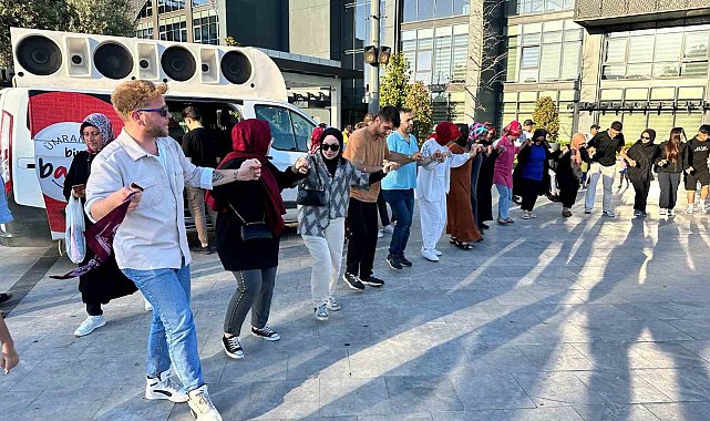Ümraniye'de YKS öğrencileri halay çekerek sınav stresini attı