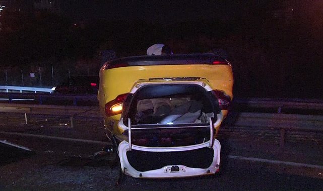Ümraniye'de yolcu taşıyan ticari taksi takla attı: 1 yaralı