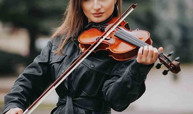 Üniversite öğrencisi Kastamonu'nun tarihi ve turistik yerlerini enstrümanıyla tanıtıyor