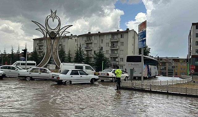 Uşak'ta yağmur ve dolu yolları göle çevirdi