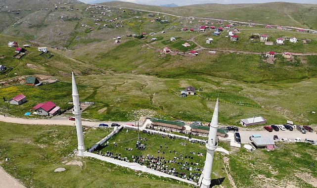 Üstü açık camide 563 yıldır çimen üzerinde Cuma namazı kılınıyor