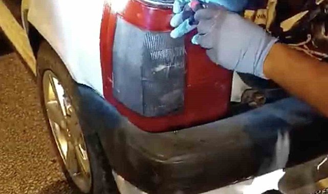Uyuşturucuyu stop lambasına saklayan şahıslar polisten kaçamadı